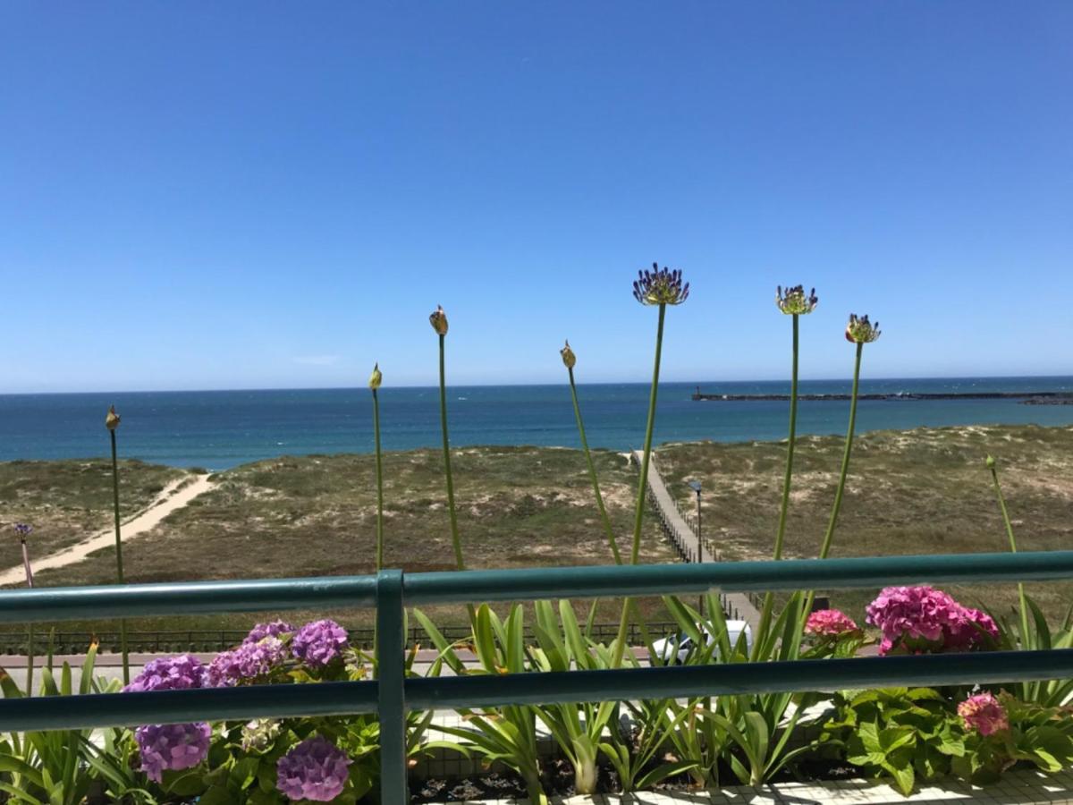 Beachfront Apartment With Sea View Azurara Exterior photo